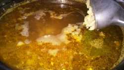 добавляем чеснок в гречневый суп