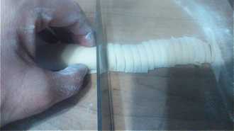 трубочку нарезаем на кусочки толщиной 0,5 см