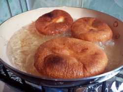 жарим пирожки по 3 минуты с каждой стороны