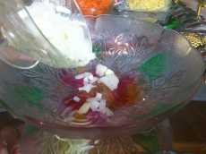 нашинкованный репчатый лук в миске