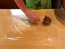 выкладываем массу на пленку