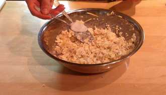 добавляем сольи перемешиваем