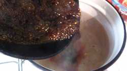 выливаем жженый сахар в кастрюлю с водой