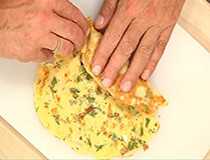 сворачиваем блин в виде конверта