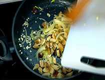 добавляем чеснок к луку