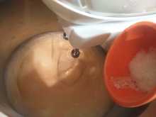 добавляем соль в тесто