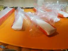 снимаем плёнку с крабовых палочек