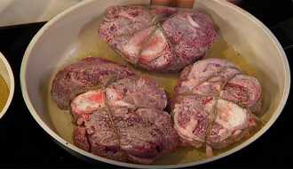 обжариваем голяшки говяжьи