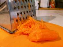 трём морковку для картофельного супа со спагетти