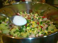 добавляем соль в кастрюлю для окрошки на майонезе