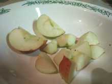 удаляем сердцевину у яблок