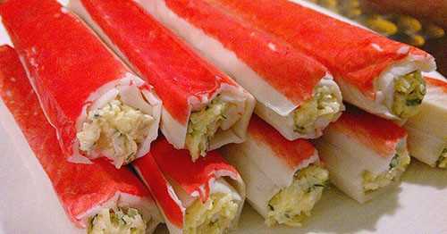 Крабовые палочки, фаршированные печенью и яйцами.
