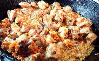 обжариваем лук с мясом