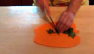 мелко шинкуем петрушку