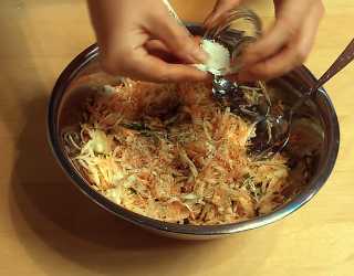 7. Массу солим, перчим,