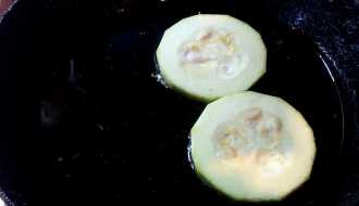 обжариваем кабачки