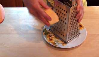 натираем сыр на крупной терке