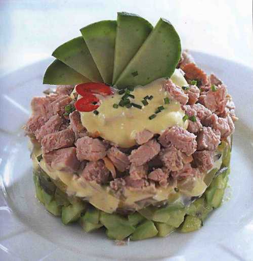 Салат с говядиной, яйцами, апельсином и яблоком.