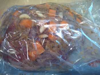 оставляем мясо мариноваться на 3 часа