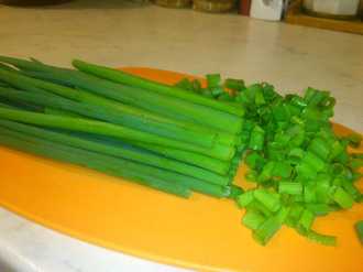 нарезанный зелёный лук для окрошки на майонезе