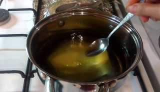 опускаем кабачок в кипящую воду на 1 минуту