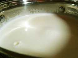 закипевшее молоко перед закладкой риса