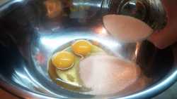 разбиваем 2 яйца в миску