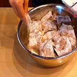 распределяем остатки соль по краям посуды и поверхности сала