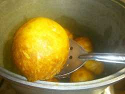 готовый баурсак вынимаю ложкой с дырочками