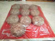 убираем упакованный полуфабрикат из котлет в морозилку