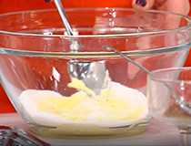 размягченное масло выкладываем в миску.