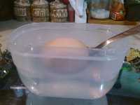 опускаем яйцо в холодную воду для окрошки на майонезе