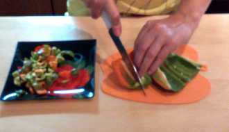 разрезаем перец на 4 части