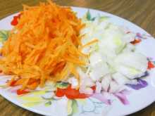 морковь и лук для супа картофельного с мясными фрикадельками