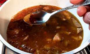 добавляем специи для плова