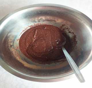 Залейте содержимое миски горячей водой. Внимание: вода должна быть горячей, но не кипятком, иначе манная крупа сразу сварится, а она должна неспешно набухнуть. Тщательно перемешайте, оставьте на 40-50 минут, накрыв тарелку крышкой. Манка должна очень хорошо напитаться водой, чтобы потом не хрустеть в готовой выпечке.