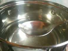 добавляем уксус для салат Нежность с крабовыми полочками и консервированной кукурузой