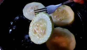 обжариваем кабачки по 3 минуты с каждой стороны