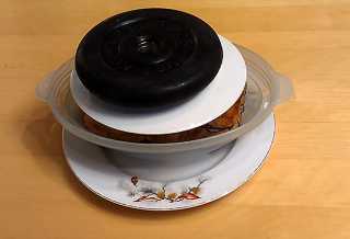 Первый час оставляем при комнатной температуре – пусть остынет, а остальные 2 часа отправляем в холодильник.