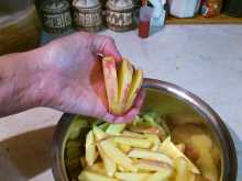 нарезаем картошку на пласты