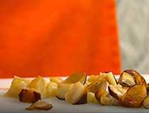 нарезаем грибы на средние ломтики