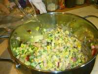 добавляем воду порциями в кастрюлю