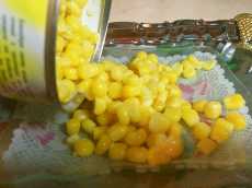 выкладываем консервированную кукурузу на тарелочку