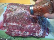 посыпаем мясо красным перцем