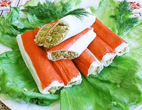 Крабовые палочки, фаршированные рыбой и яйцами.