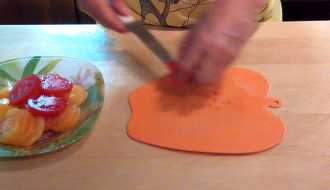 выкладываем помидоры в миску