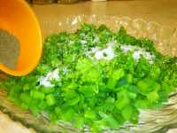 добавляем черный перец для окрошки на майонезе