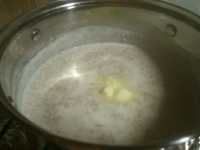 в готовую пшеничную молочную кашу добавили масло