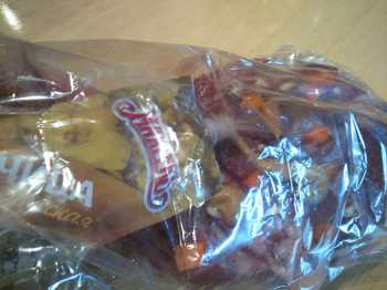 смазываем обратную сторону мяса горчицей прямо в пакете