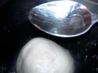 добавляем подсолнечное масло в тесто для лепёшки воздушной